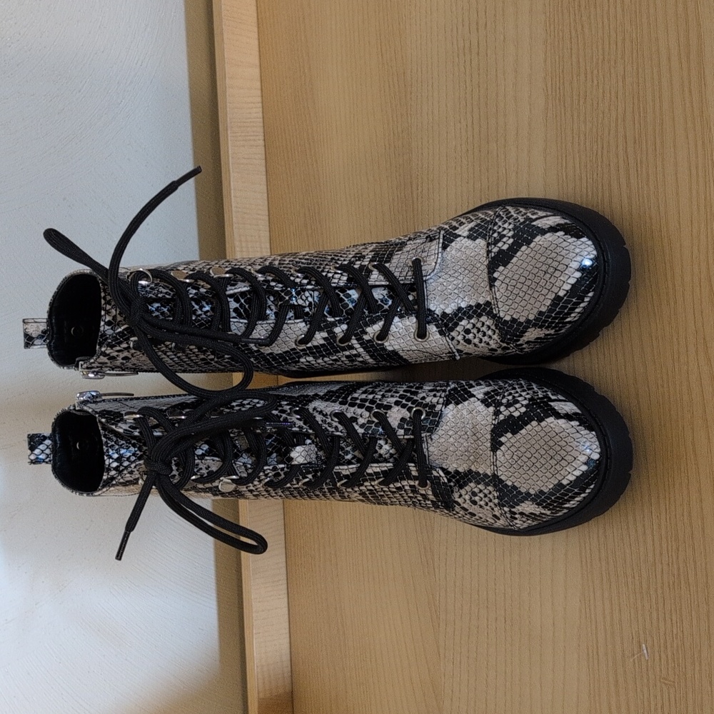 Women's Snakeskin Lace-Up Ankle Boots Marc Fisher - Picture 2 of 6